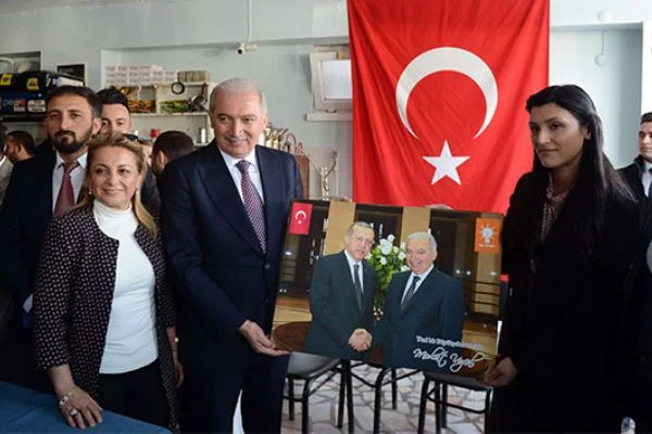 Mevlüt Uysal Büyükçekmece'de CHP'nin seçim irtibat bürosunu ziyaret etti