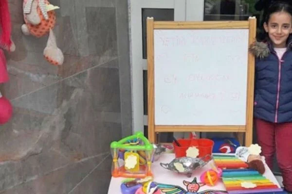 Minik Zeynep yetimler için oyuncaklarını sattı