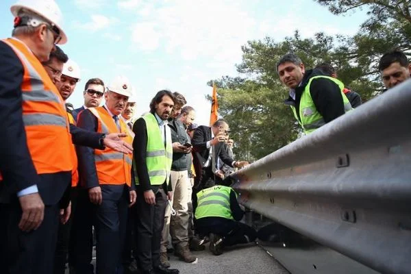 Motosikletçiler için yeni bariyer uygulamasına Antalya'dan start verildi
