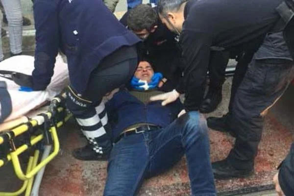 Öfkeli eski koca kendi boğazını kesti