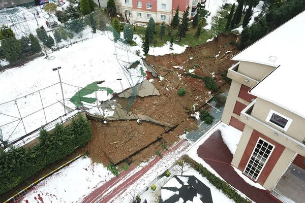 Özel okulun istinat duvarı çöktü
