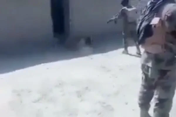 Pakistan askeri Beluç sivili kameralar önünde kurşuna dizdi