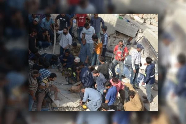 Pakistan'da bina çöktü: 3 ölü