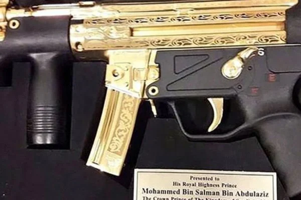 Pakistan'dan Prens Selman'a altın kaplamalı silah