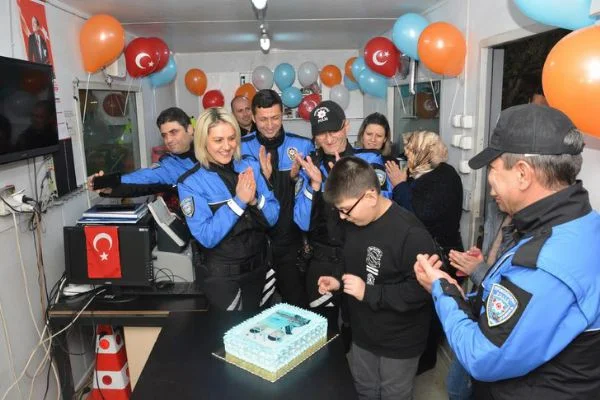 Polislerden otizmli çocuğa doğum günü sürprizi