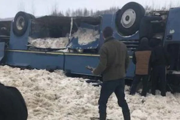 Rusya'da çocukları taşıyan otobüs takla attı