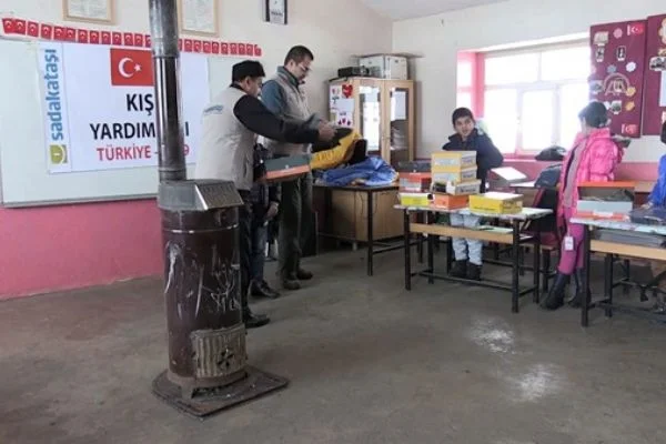 Sadakataşı Derneğinden çocukları ısıtan yardım