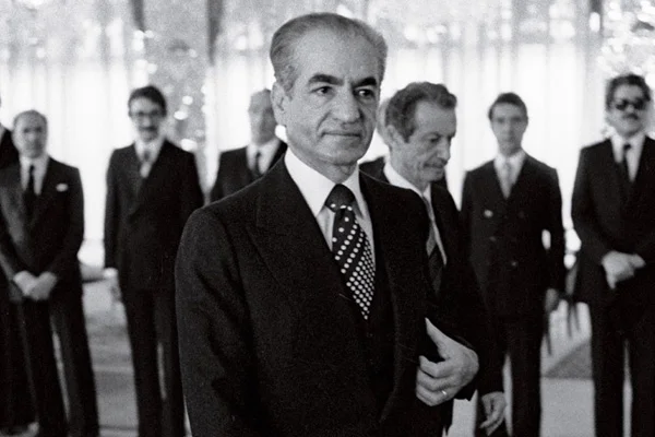 Şah Rıza Pehlevi sorunu tarihe karışıyor; Kahire, Tahran'la yakınlaşıyor...