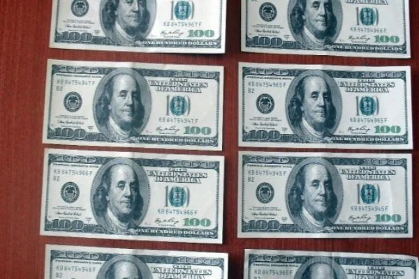 Sahte dolarlar ders kitaplarının arasından çıktı