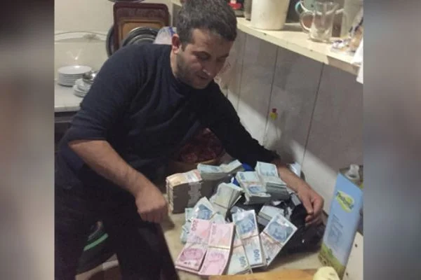 Siparişlerin bulunduğu kolilerden ürün yerine para çıktı