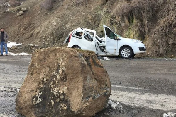 Şırnakta dağdan kopan kaya otomobilin üzerine düştü