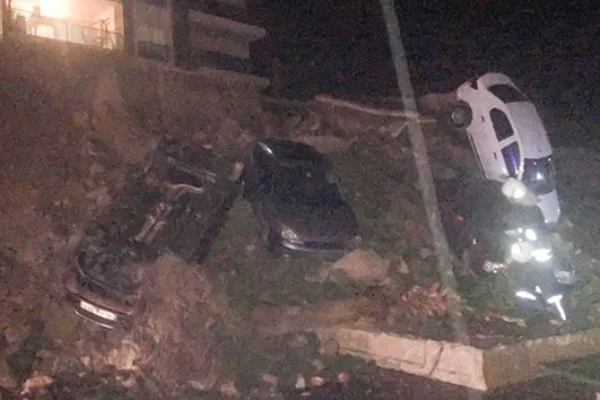 Sitenin istinat duvarı yıkıldı