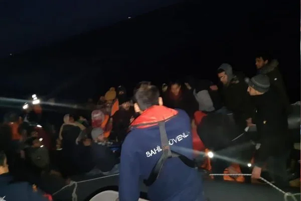 Teknenin arkasına bağlı botta 45 kaçak yakalandı