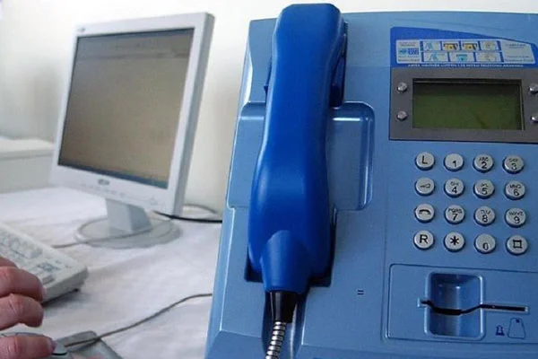 Telefonunu dinleyen memura küfretti, ceza yedi