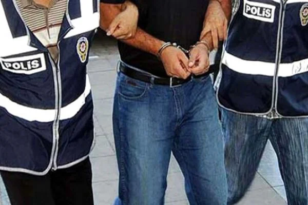 Terörist kıyafeti giyip silahla poz veren zanlı tutuklandı