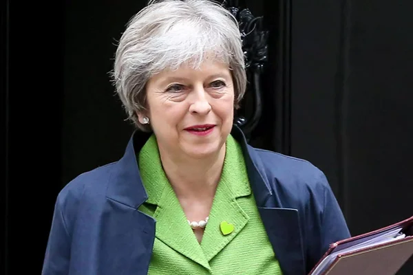 Theresa May'in işi giderek zorlaşıyor: Partiden peş peşe istifalar