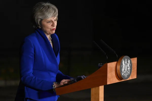 Theresa May müzakere için uğraşıyor