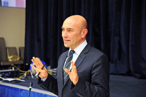 Tunç Soyer: İzmir bir öpücük bekliyor