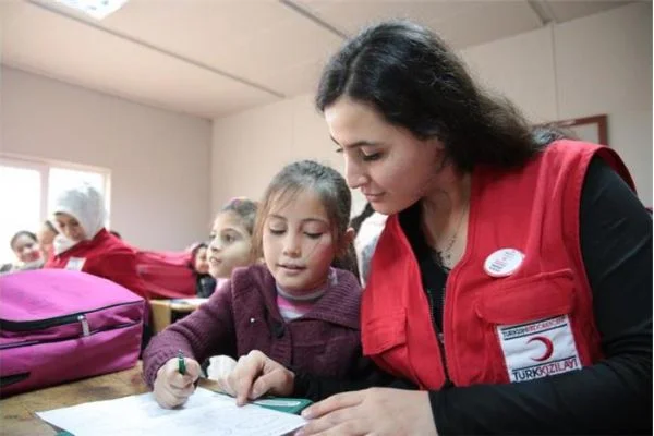 Türk Kızılay eğitime desteğini artırıyor
