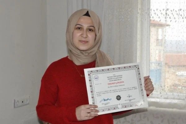 Üç dil bilen genç muhtar adayı