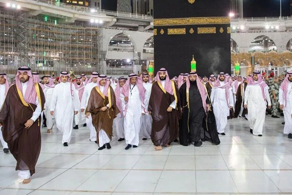 Veliaht Prens Kabe'nin çatısına çıktı!