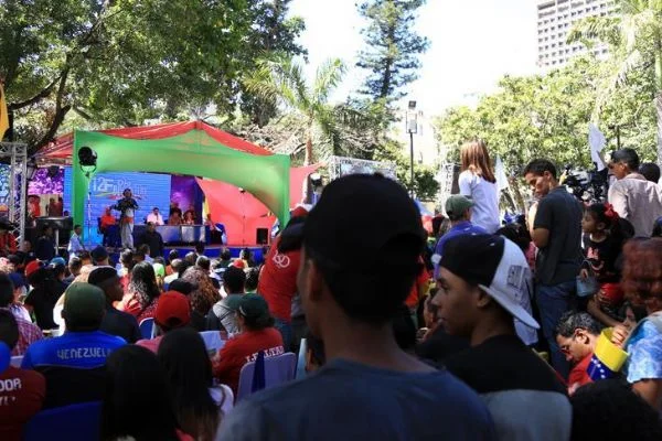 Venezuela'da Maduro'nun genç destekçilerinden yürüyüş