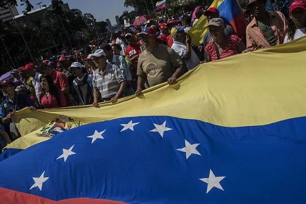 Venezuela'da taraflar yeniden sokakta