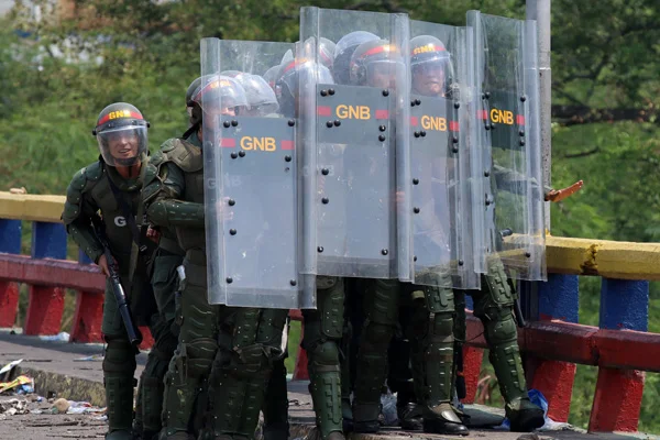 Venezuelalı askerler Kolombiya'ya kaçıyor