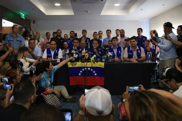 Venezuelalı muhalifler 'beyaz' giyecek