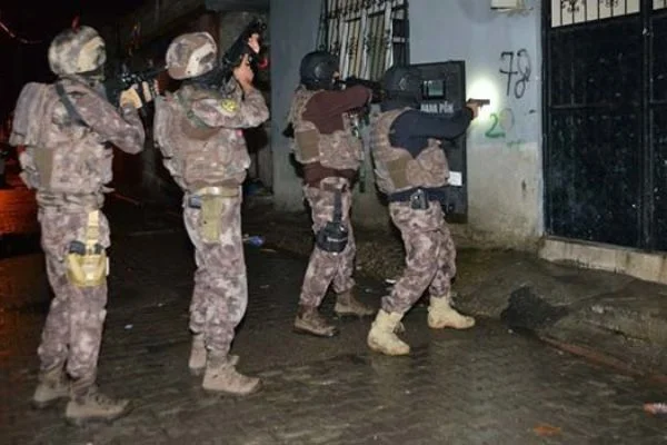 Adana'da 250 polis ile sokak çetelerine operasyon