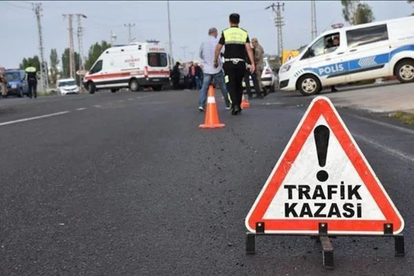 Ağrı'da kamyon ile öğrenci servis minibüsü çarpıştı: 11 yaralı