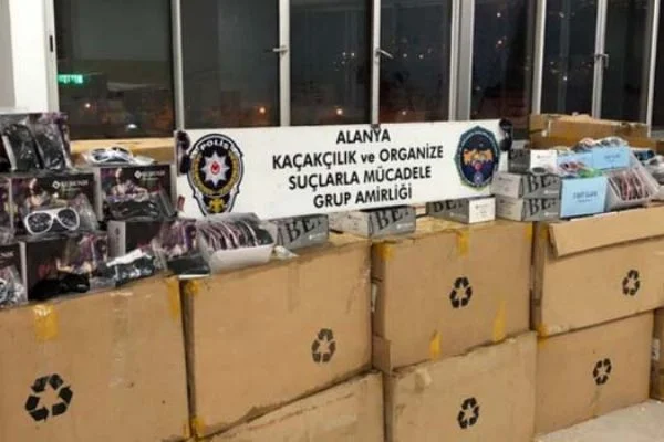 Alanya'da kaçak 'güneş gözlüğü' operasyonu