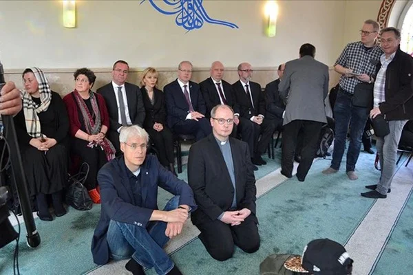 Almanya'da eyalet İçişleri Bakanı'ndan camiye ziyaret