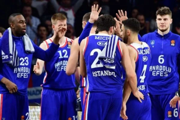 Anadolu Efes play-off aşkına sahada