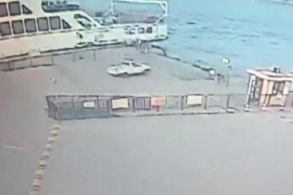 Arabalı vapur iskelesinde aracını bilerek denize doğru sürdü