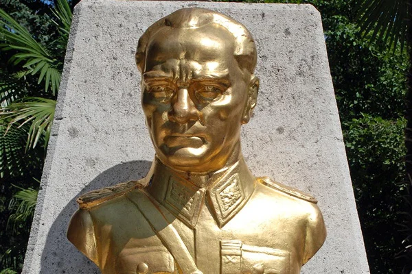 Atatürk büstüne saldıran kişiye 18 yıl hapis cezası
