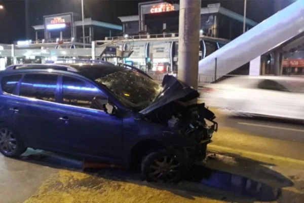 Avcılar'da otomobil kontrolden çıktı: 1'i ağır 6 yaralı