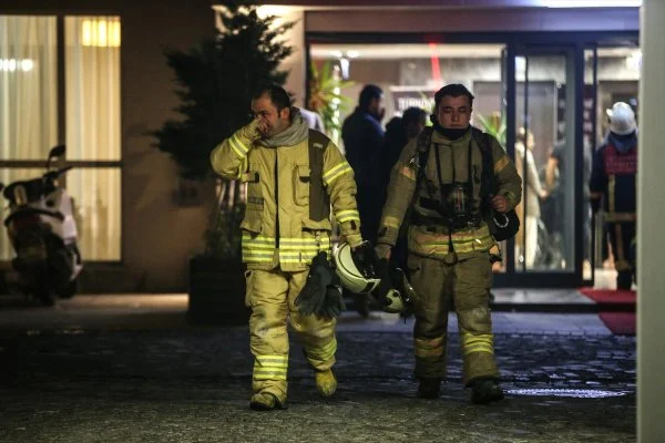 Bağcılar'da 16 katlı otelde yangın
