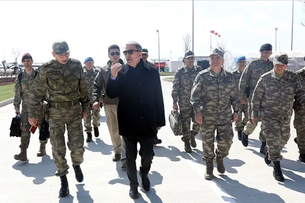 Bakan Akar ve komutanlar Suriye sınırında