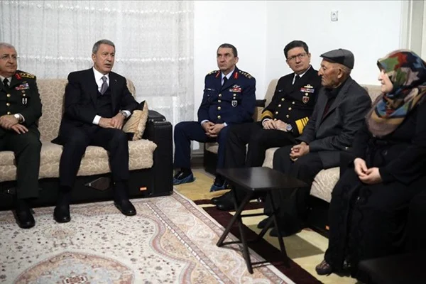 Bakan Akar ve komutanlardan taziye ziyareti