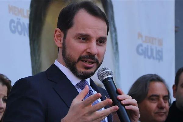 Bakan Albayrak: Belediye başkanı vatandaşıyla omuz omuza olmalı terör örgütleriyle değil