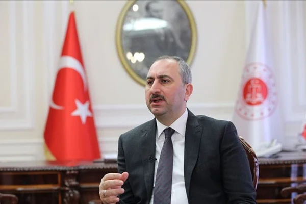 Bakan Gül: Bu ülkede millet tankın altına yatarken sen nasıl içersin?
