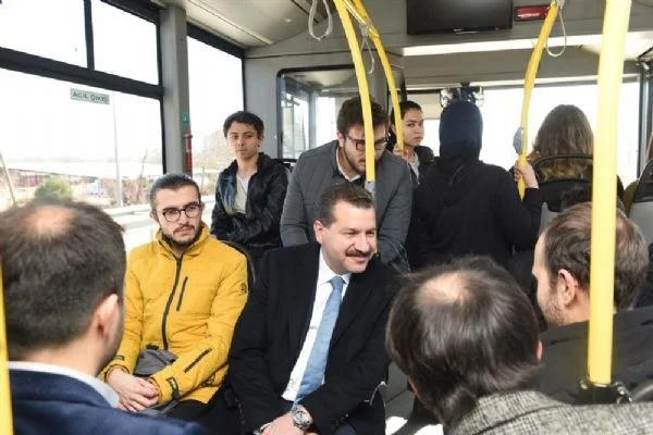 Balıkesir Büyükşehir Belediye Başkan Adayı Yılmaz öğrencilerle otobüse bindi