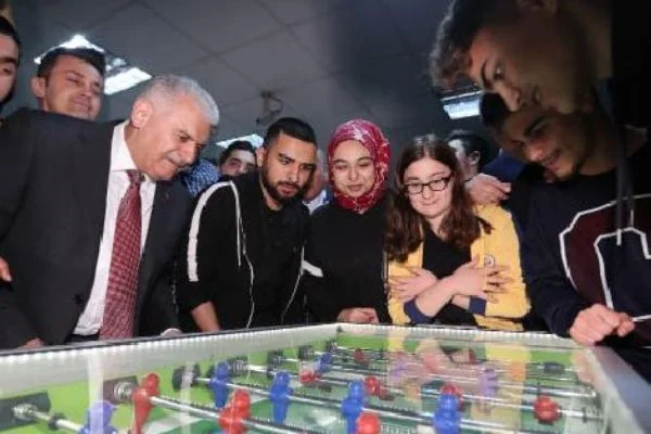 Binali Yıldırım gençlerle langırt oynadı