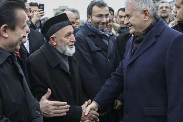 Binali Yıldırım, Pendik'de yoğun ilgiyle karşılandı