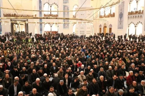 Çamlıca Camii ibadete açıldı