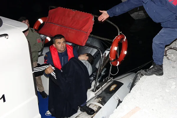 Çanakkale'de göçmenleri taşıyan tekne battı: 3 kadın ve 1 bebek öldü