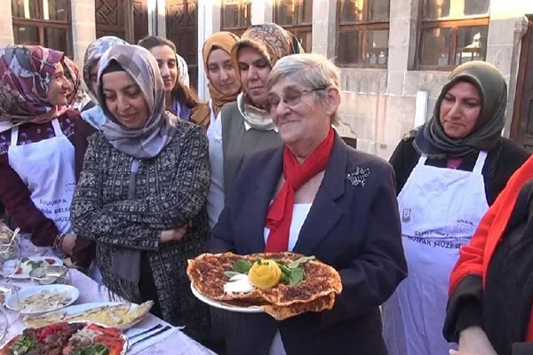 Canan Karatay: En sağlıklı fast food lahmacun