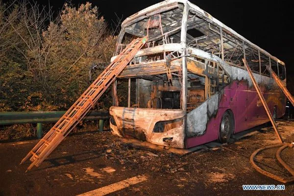 Çin'de yolcu otobüsü yandı: 26 ölü