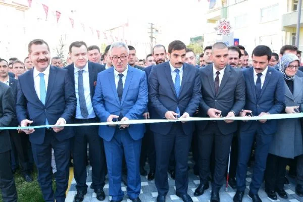 Cumhur İttifakı AK Parti Büyükşehir Belediye Başkan Adayı Yücel Yılmaz, Şehit Fırat Yılmaz Çakıroğlu parkını açtı